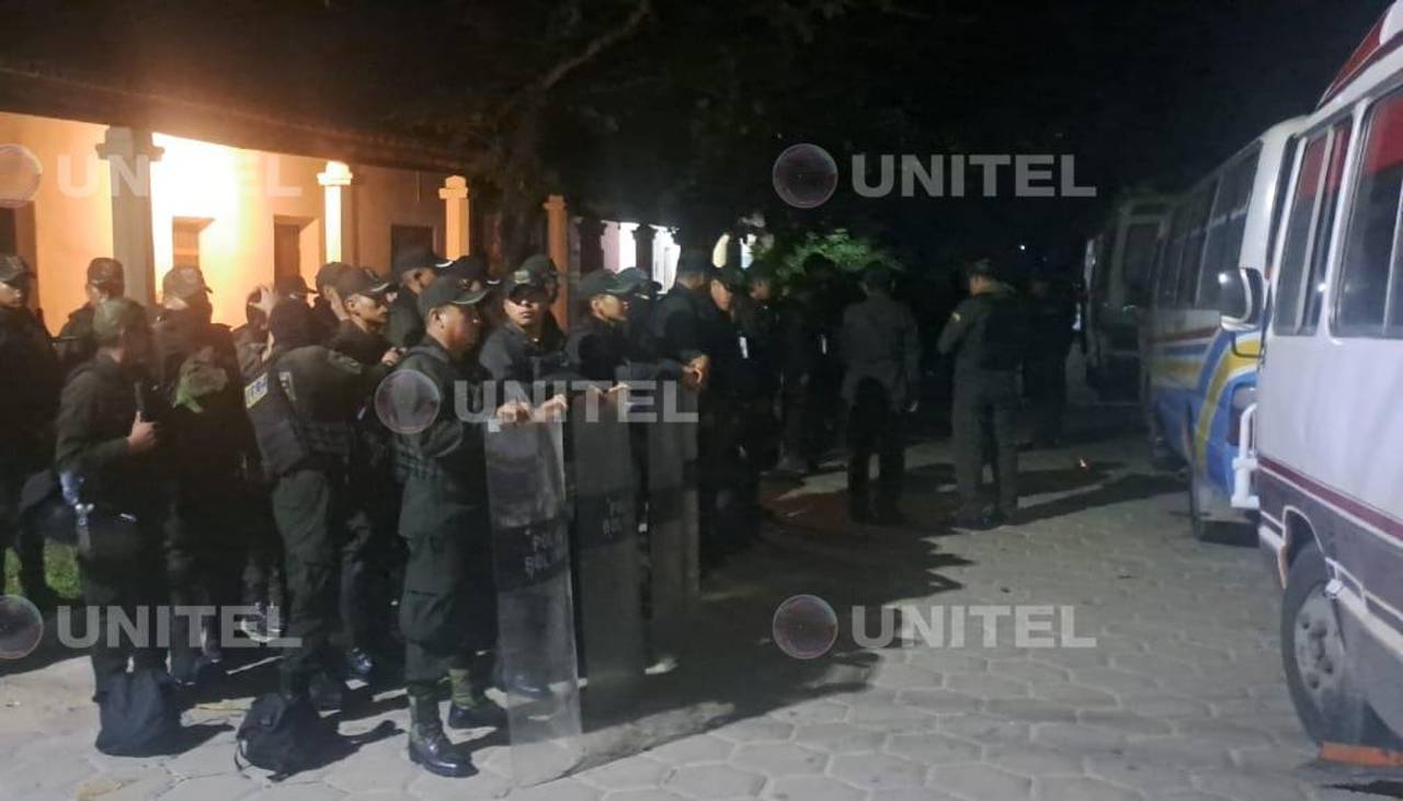 Contingente policial se dirige al pozo petrolero tomado por campesinos en Santa Cruz