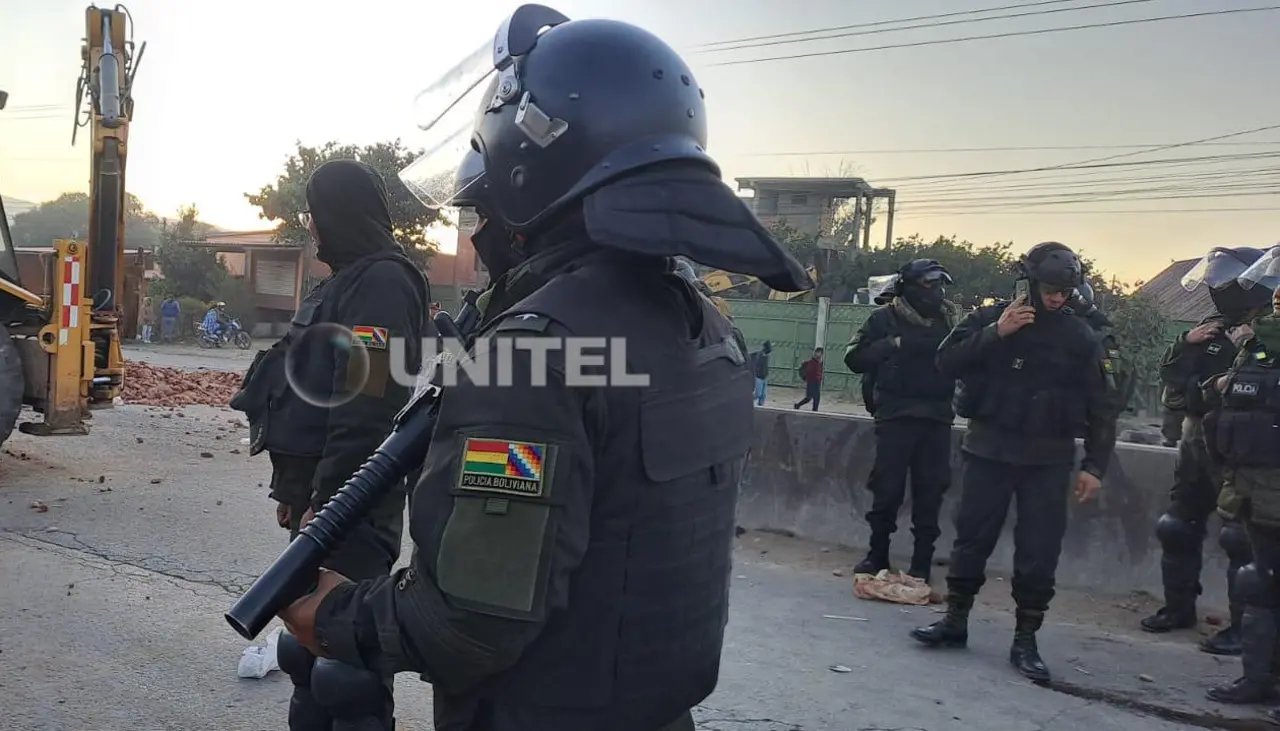Policía desbloquea en Sipe Sipe, parte de la ruta Cochabamba al occidente