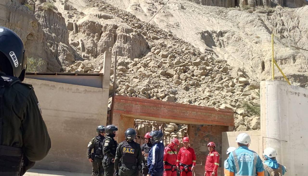Alcaldía de La Paz desplaza maquinaria pesada en la zona del deslizamiento que se produjo por una “retracción del suelo”