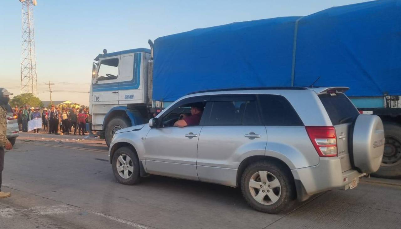 Contingente policial desbloquea la ruta Bioceánica, en Santa Cruz