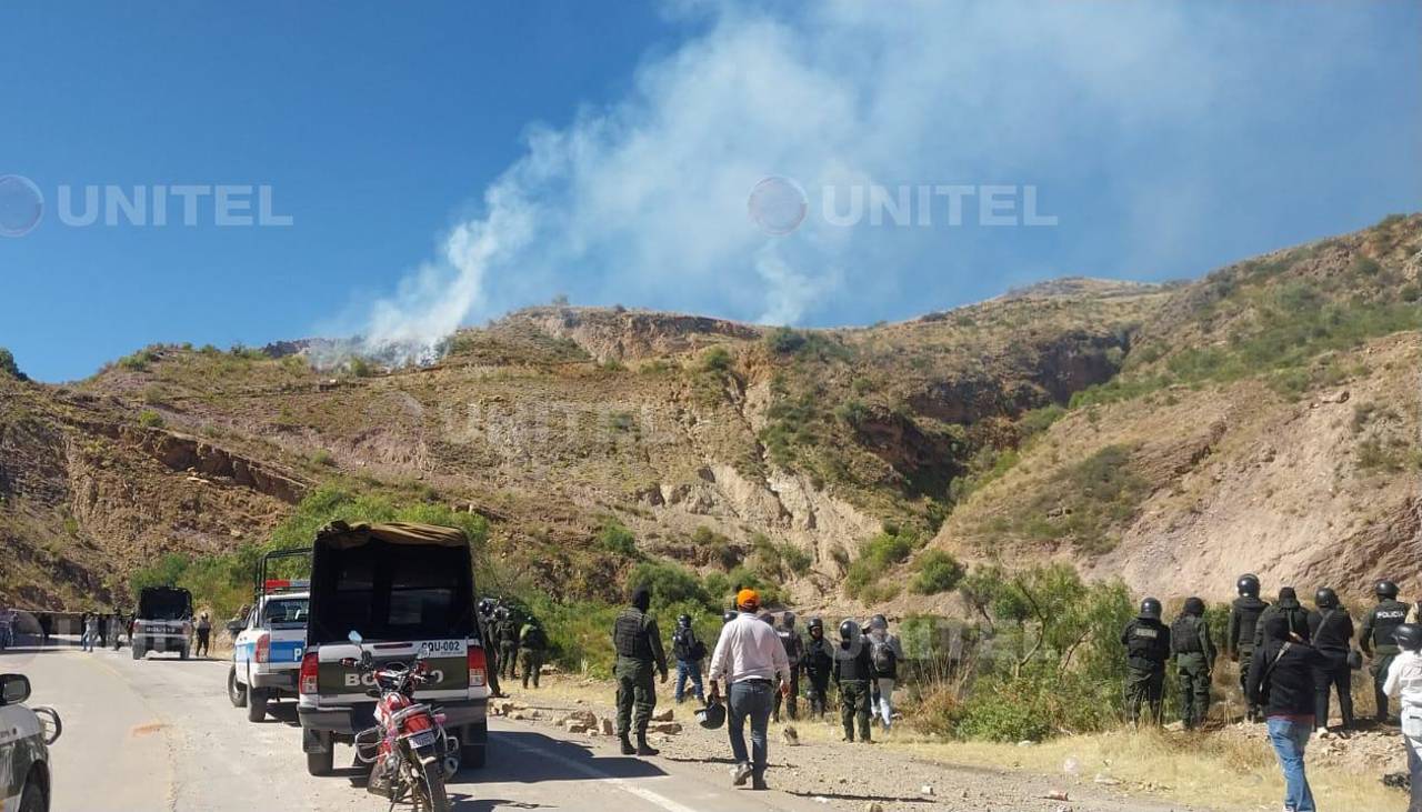 Pese al Estado de excepción, bloqueadores usan dinamitas y la Policía gasifica en la ruta al occidente