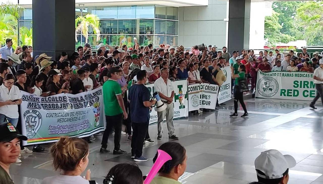 Trabajadores de salud protestan en la Quinta Municipal en reclamo por sueldos adeudados