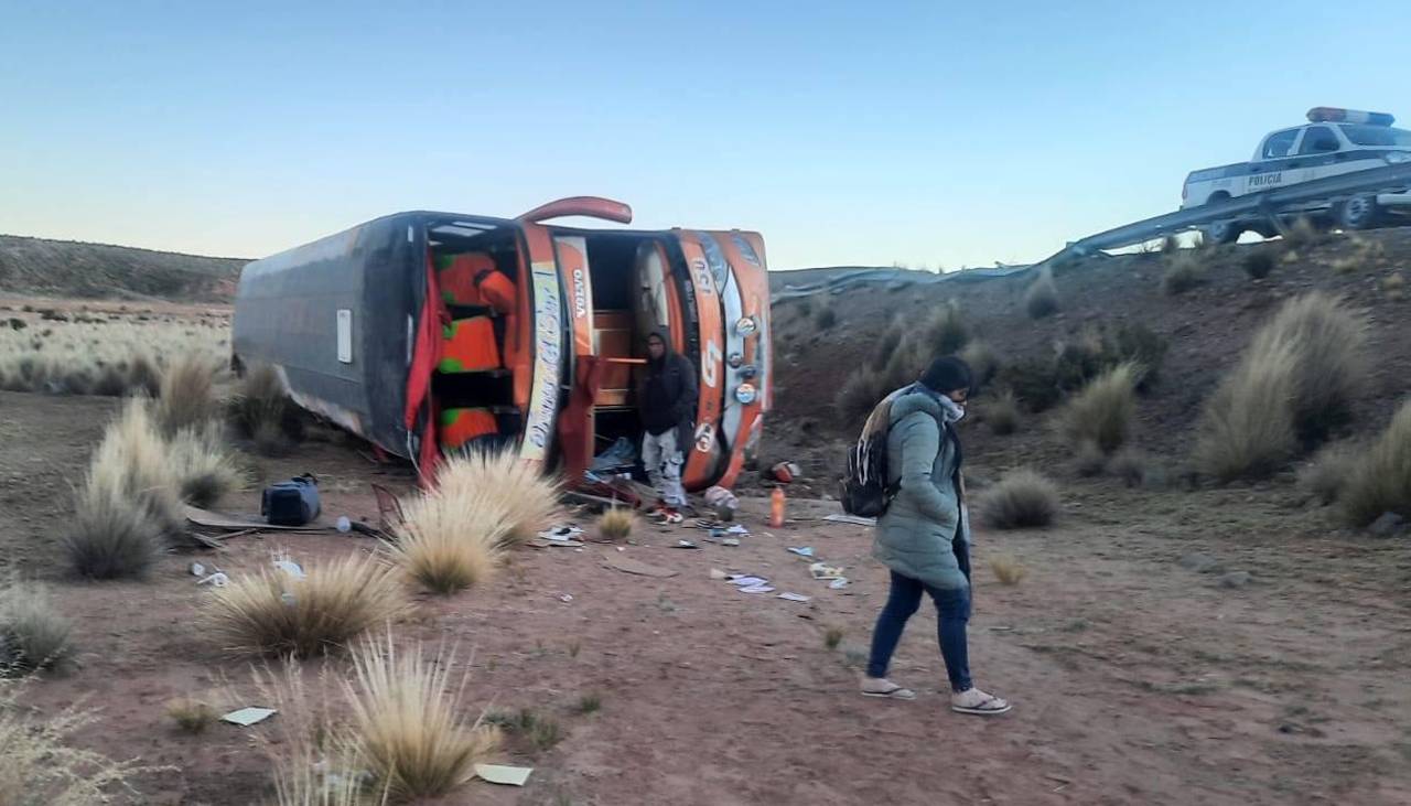 Buscan a chofer que huyó y abandonó a sus pasajeros tras volcar un bus en la carretera a Uyuni 