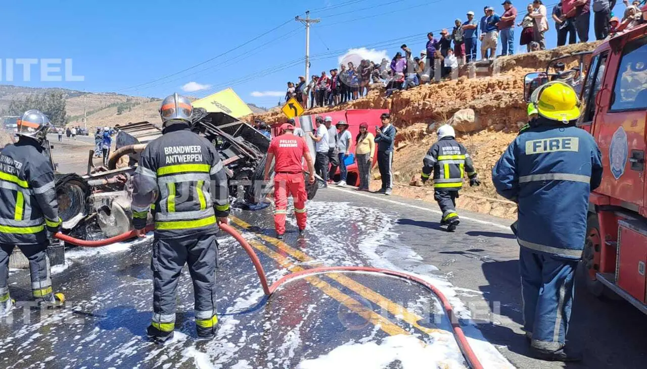 Identifican a los fallecidos del camión que ardió en plena ruta nueva Cochabamba - Santa Cruz
