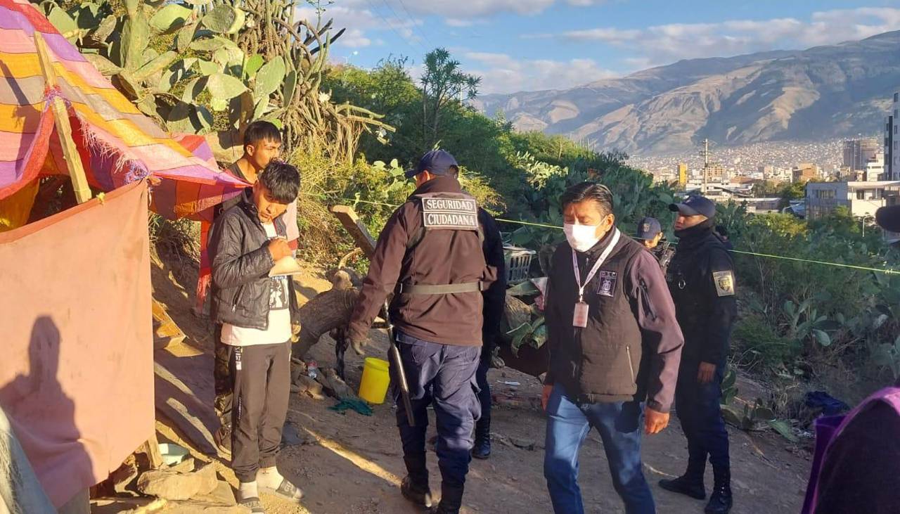 Desalojan a inhaladores de clefa que instalaron casuchas improvisadas en la zona de la Coronilla