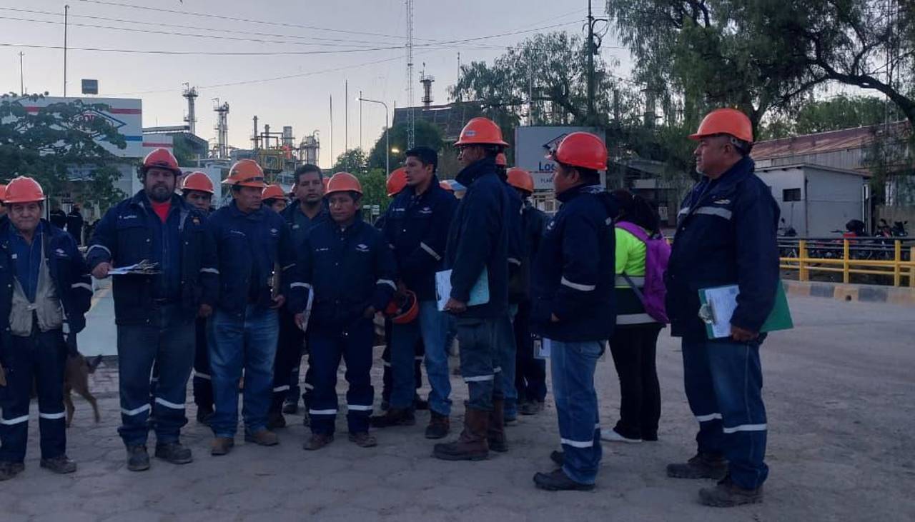 Choferes de cisternas denuncian problemas en el despacho de combustible en la refinería de Valle Hermoso