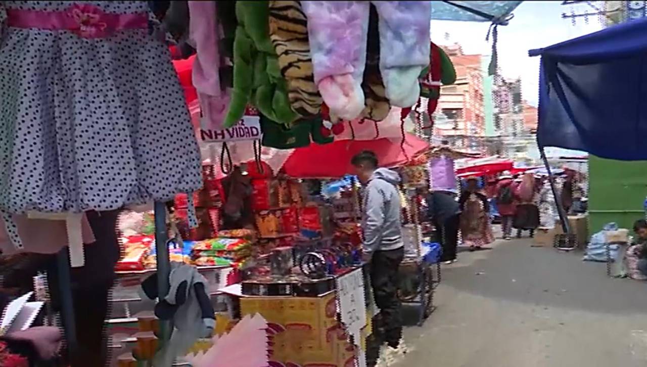 Comercio informal toma calles troncales de La Paz y El Alto; incluso dos carriles de la avenida 6 de Marzo