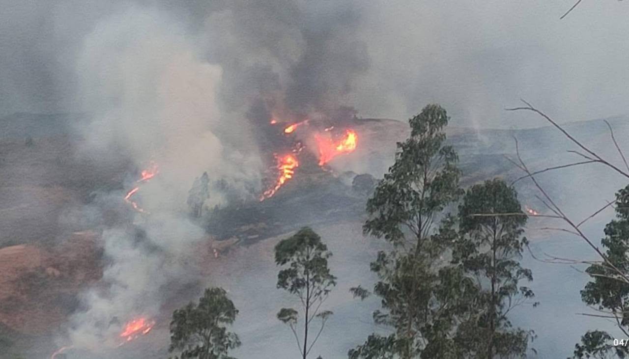 Cochabamba: Helicóptero con Bambi Bucket se suma a la lucha contra el incendio en Pocona