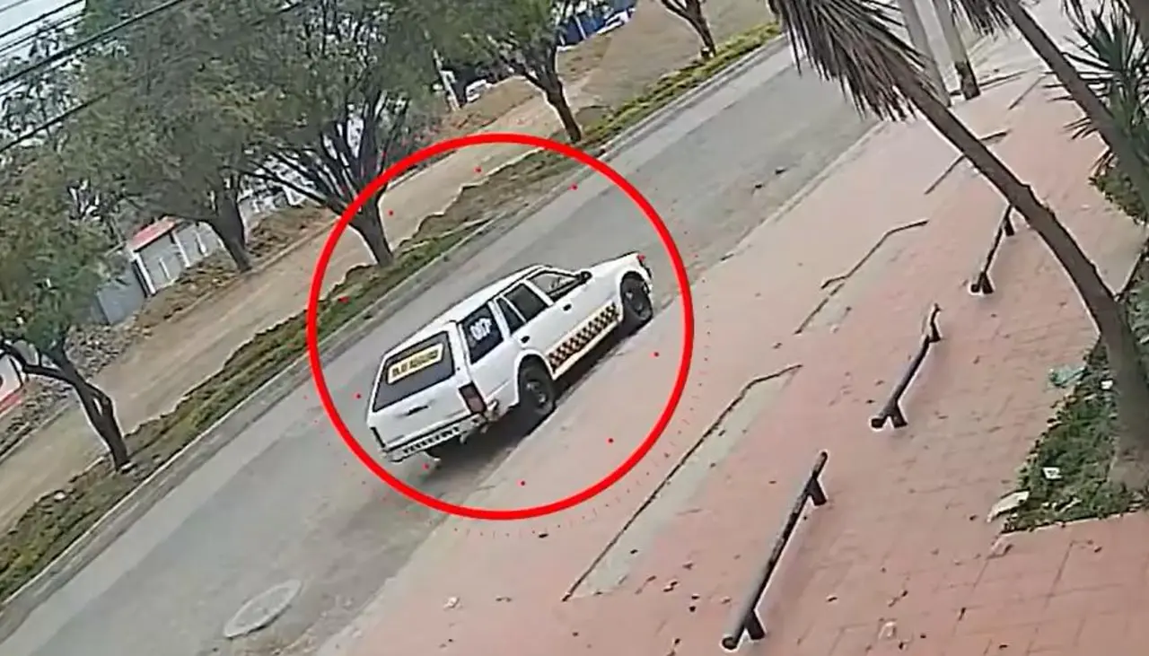 Cámara capta el vehículo en el que delincuentes llegan y luego huyen tras atracar una empresa