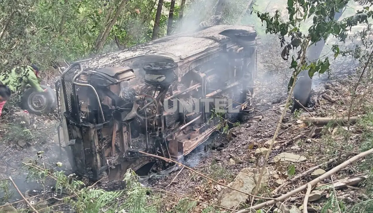 Cae una roca y provoca que un minibús se embarranque e incendie en Petacas
