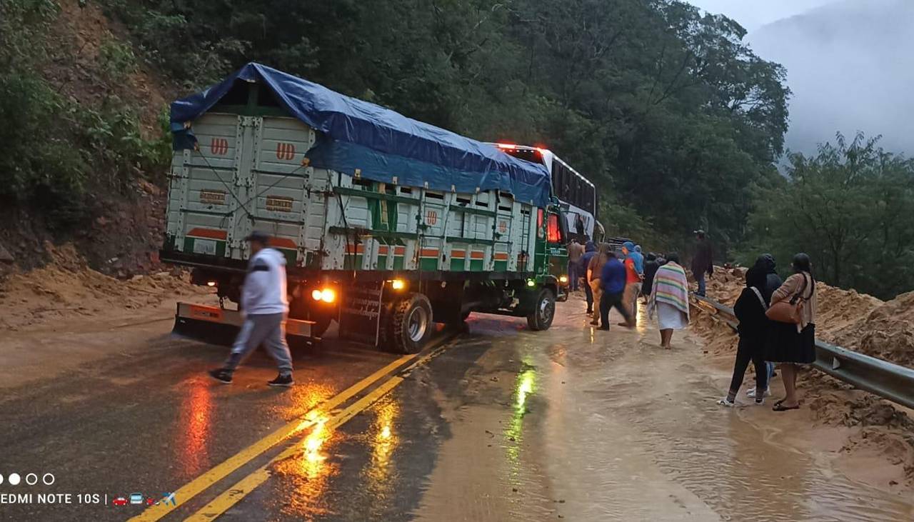 Video: Se registra derrumbes que afectan a la carretera a los valles, la circulación es con precaución