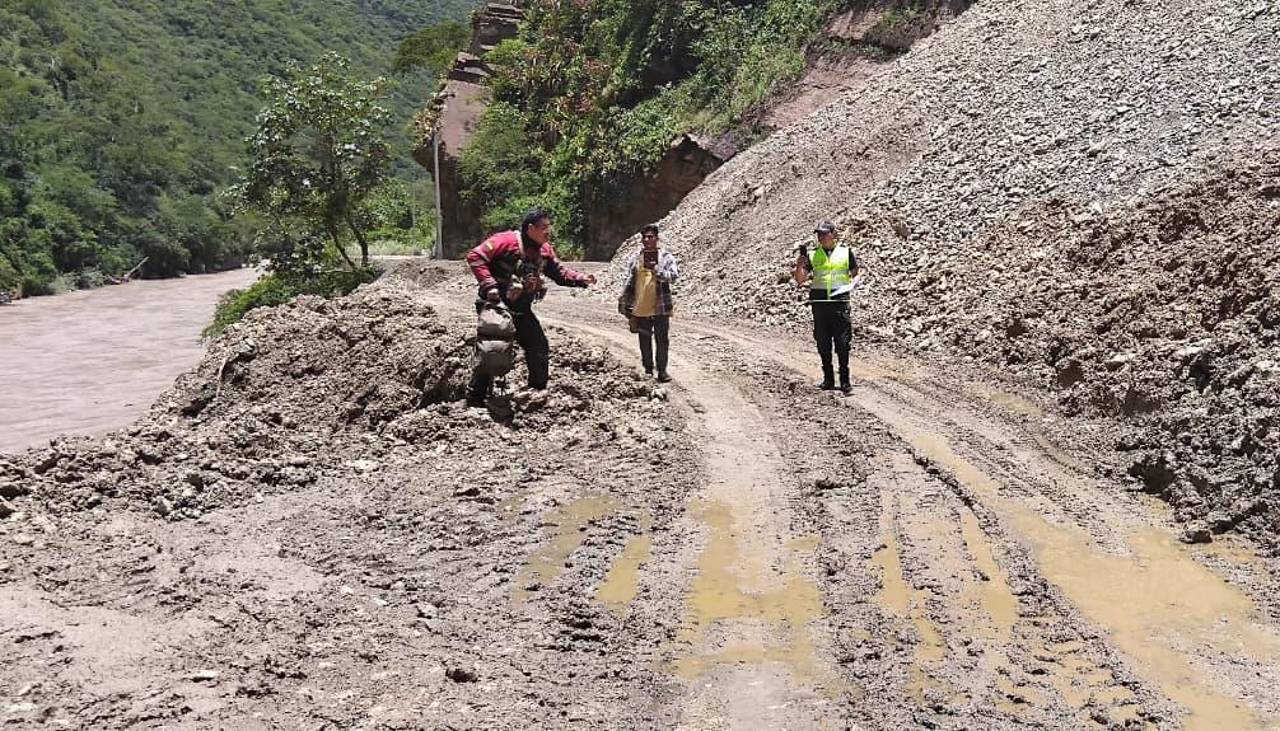 La Paz: Dos camiones quedan atrapados en un río y se reportan derrumbes en la carretera a los Yungas