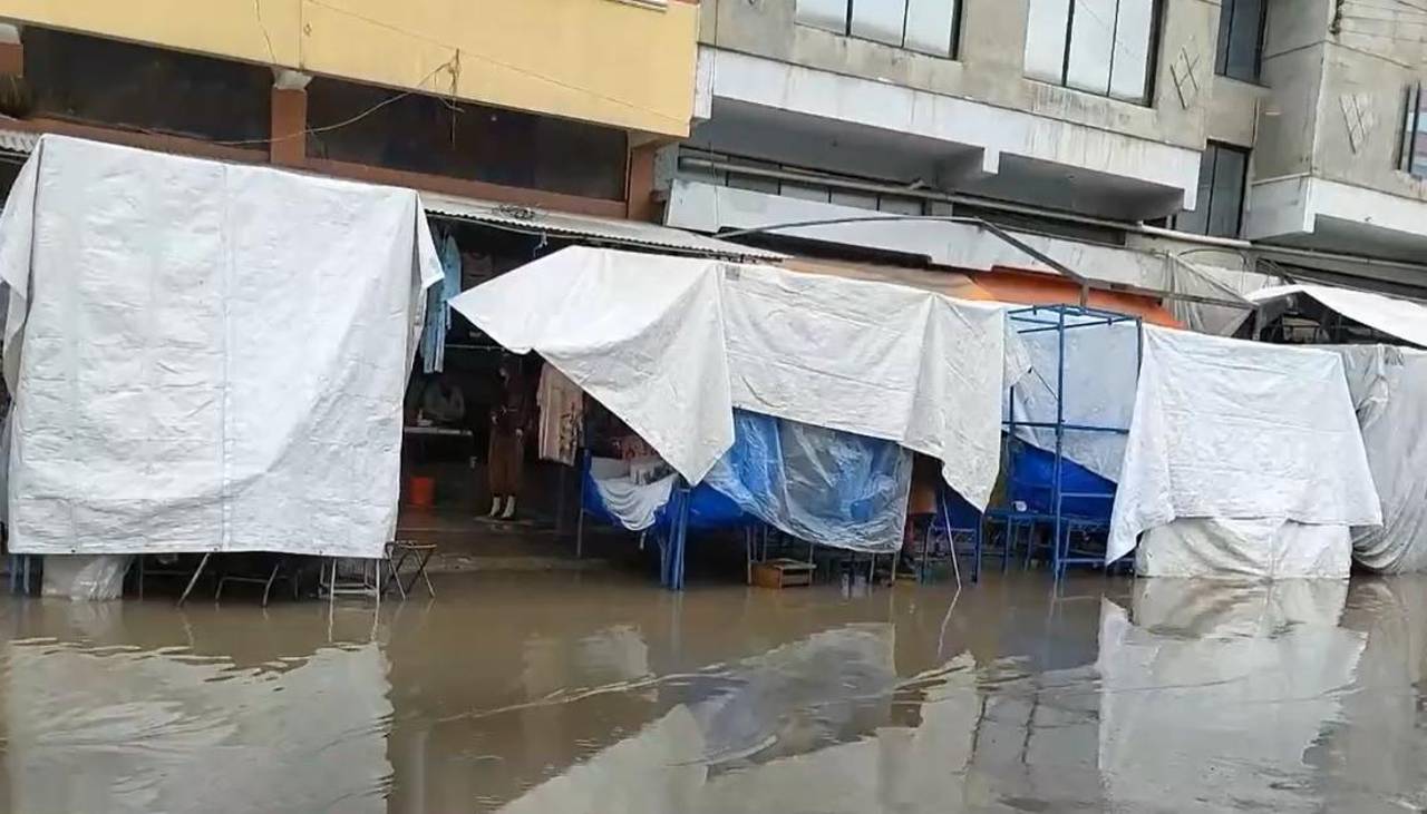 Comerciantes quedaron en medio del agua debido a las inundaciones por las lluvias en Cochabamba