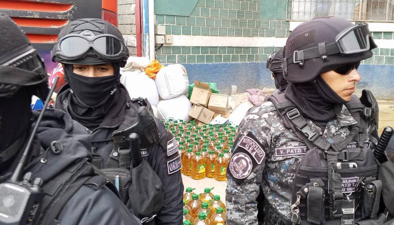 Encuentran aceite en un bus y tras enterarse del decomiso la gente exigió que se venda el producto; hubo gasificación