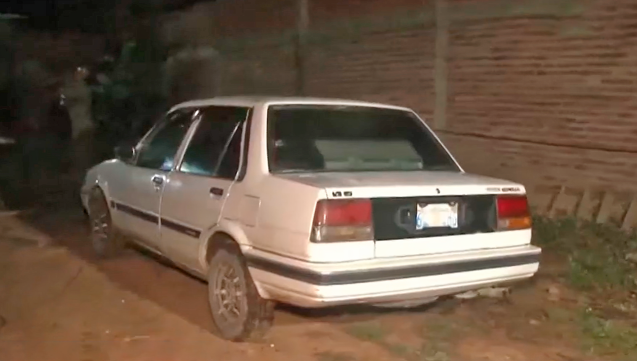 Hallan en una vivienda de Cochabamba un vehículo y una moto reportados como robados; hay tres aprehendidos