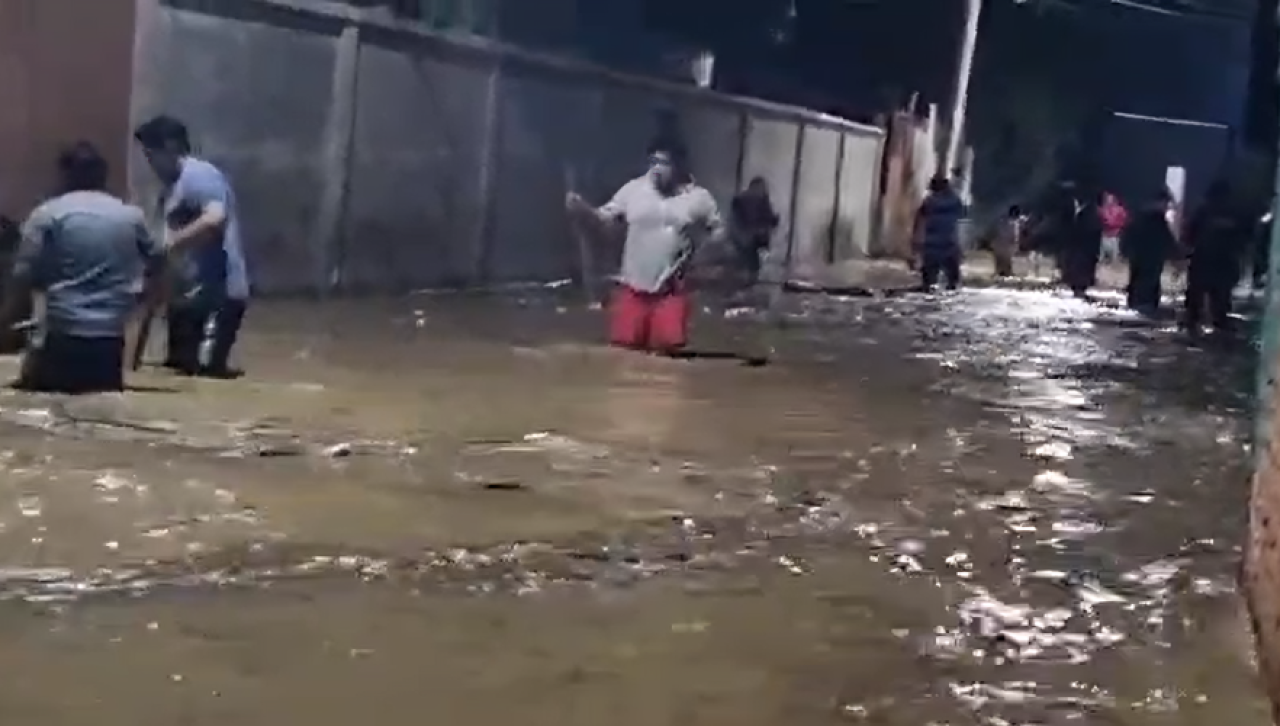 Colcapirhua quedó bajo el agua tras el desborde del río Chijllawiri, que afectó a varias zonas