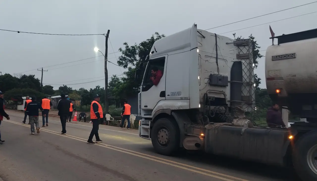 Cisterneros mantienen vigilia y suspenden la importación de combustibles hasta que YPFB ajuste precio de los fletes 