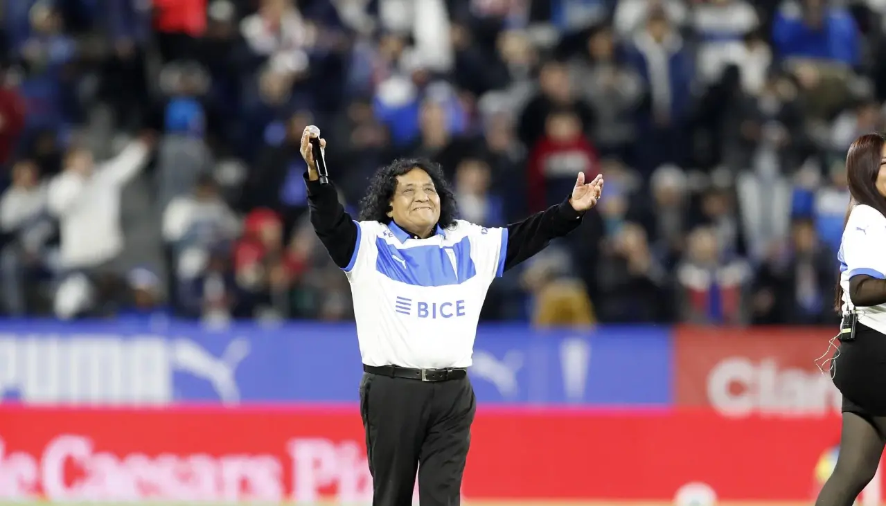 “No cualquiera canta antes de Ricky Martin”: Artista boliviano inaugura uno de los estadios más importantes de Chile
