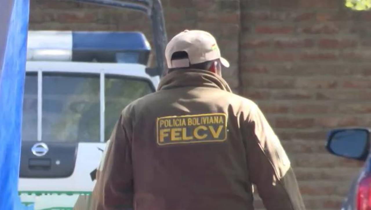 Tentativa de feminicidio: Buscan al joven que atacó a su expareja con un martillo y un cuchillo