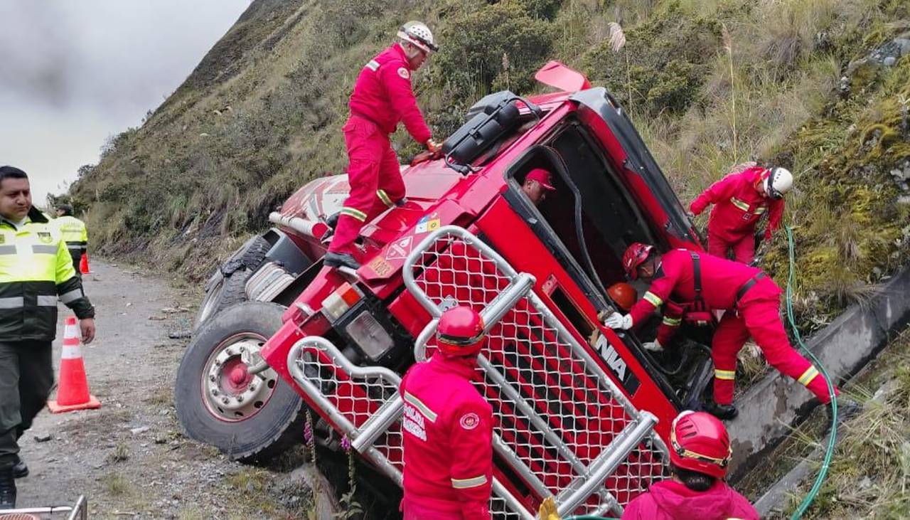 Chofer de cisterna pierde la vida tras encunetarse en la Cumbre de La Paz; Bomberos sospecha que se durmió