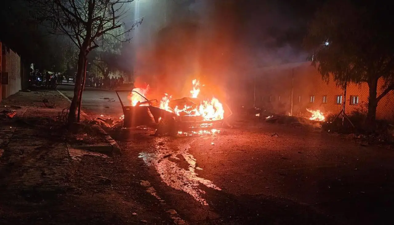 Cochabamba: Vehículo explota en plena vía pública; dos personas se salvaron