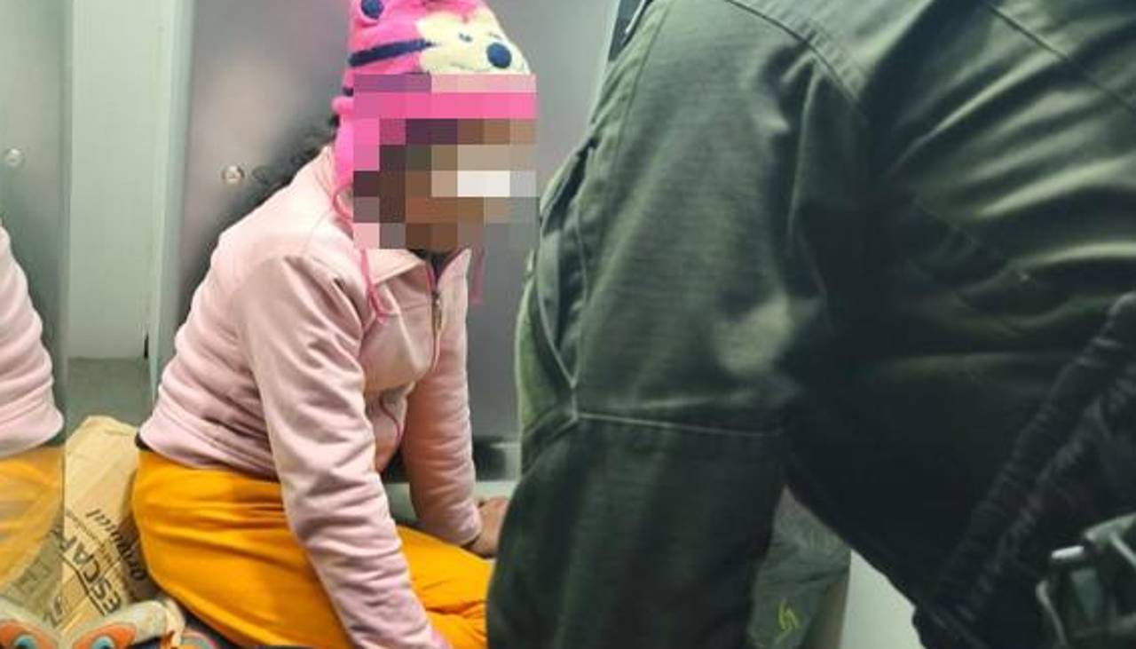 Hallan a una niña durmiendo en un cajero automático tras huir de su casa por violencia, señala la Policía