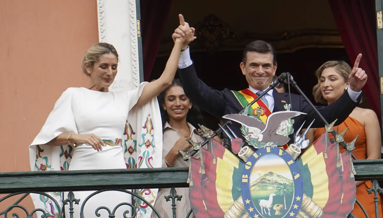 La primera dama de Bolivia lució un vestido elegante y sutil diseñado por manos tarijeñas