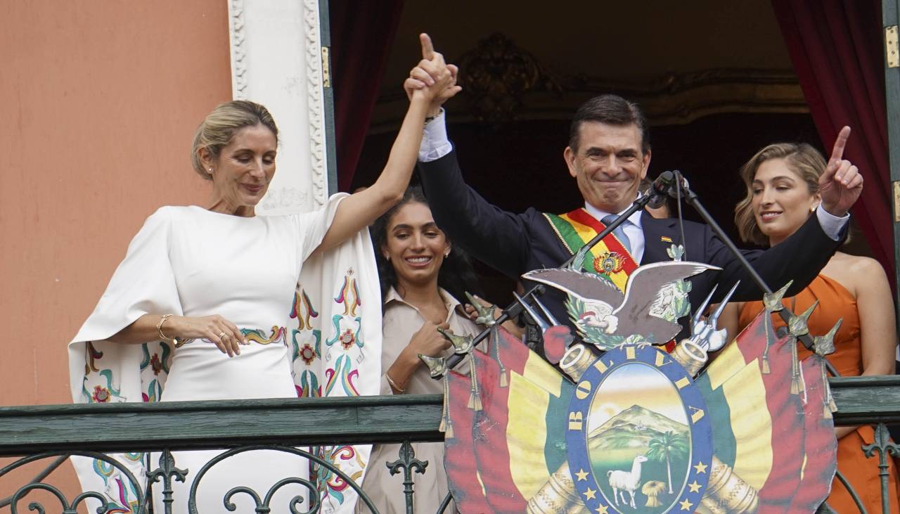 La primera dama de Bolivia lució un vestido elegante y sutil diseñado por manos tarijeñas