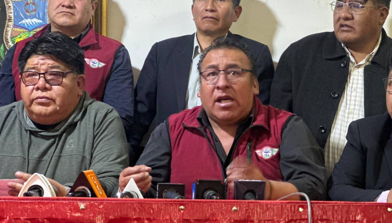 Choferes de La Paz anuncian un paro movilizado desde el lunes y piden la renuncia del presidente