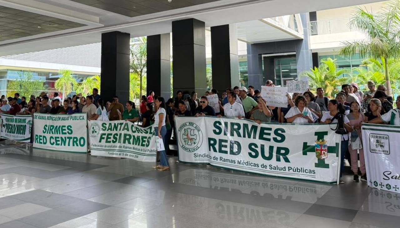 Médicos y trabajadores protestan en la Quinta Municipal mientras cumplen un paro de salud 