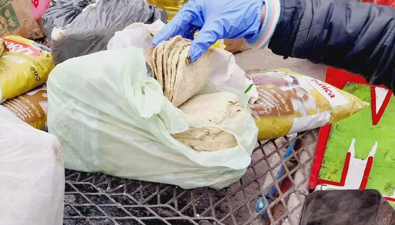 Descubren a vendedor ambulante ofreciendo milanesas hechas con papel higiénico 
