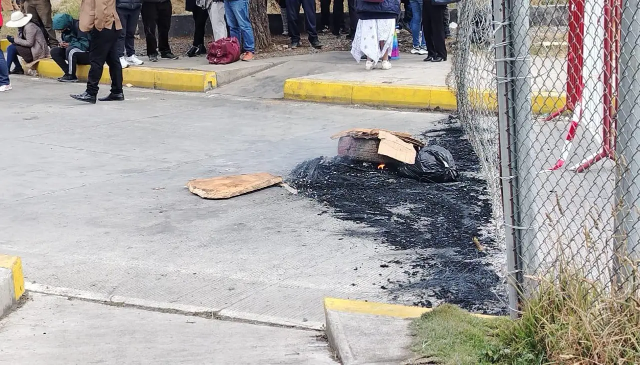Vuelven a bloquear el ingreso al aeropuerto de El Alto; Naabol recomienda a los pasajeros contactarse con las aerolíneas