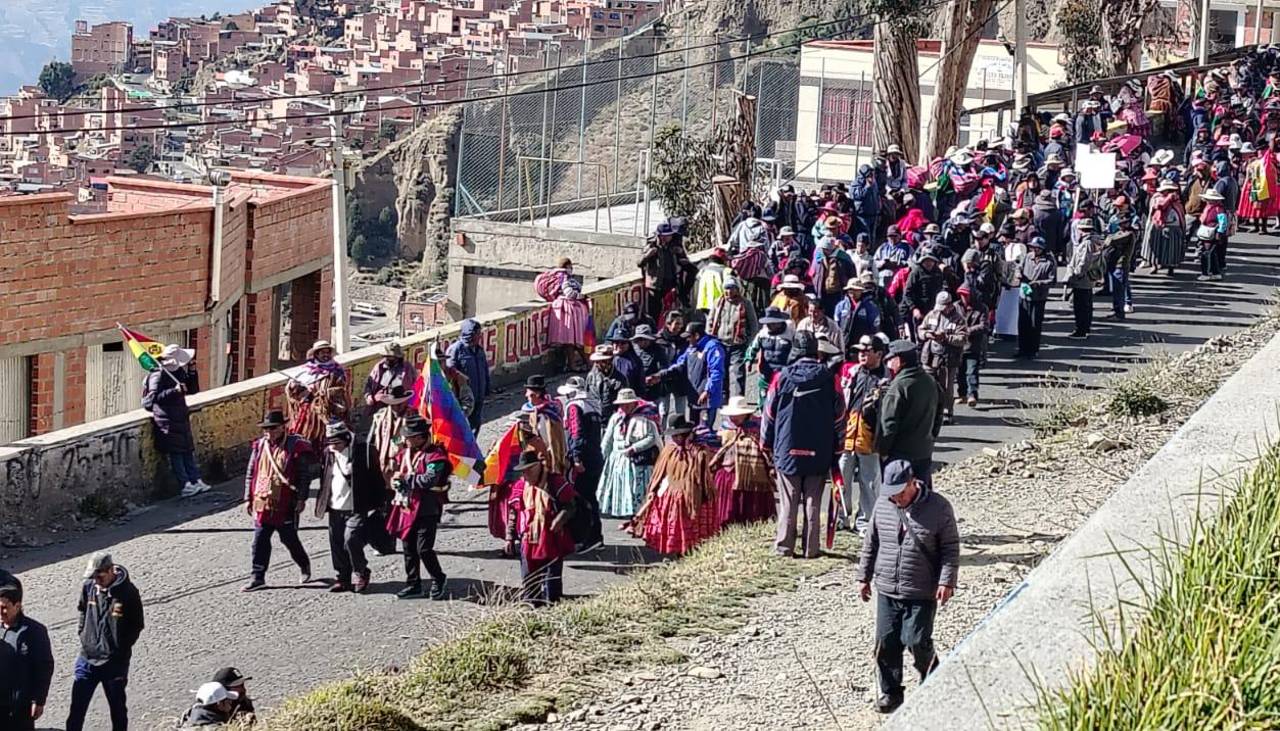 Sube la tensión en La Paz: Tres marchas llegan a la sede del Gobierno de Bolivia para protestar contra Rodrigo Paz 
