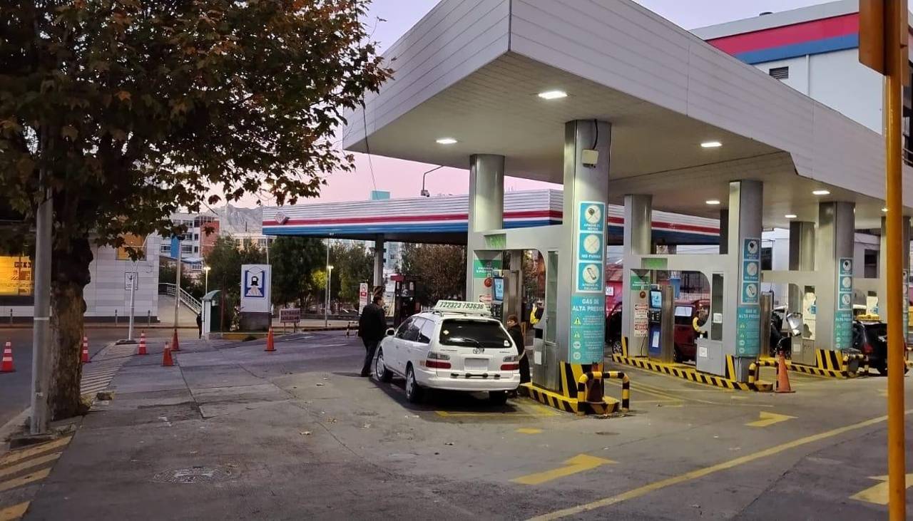 Carreteras bloqueadas provocan falta de combustible y filas en surtidores de La Paz y Cochabamba