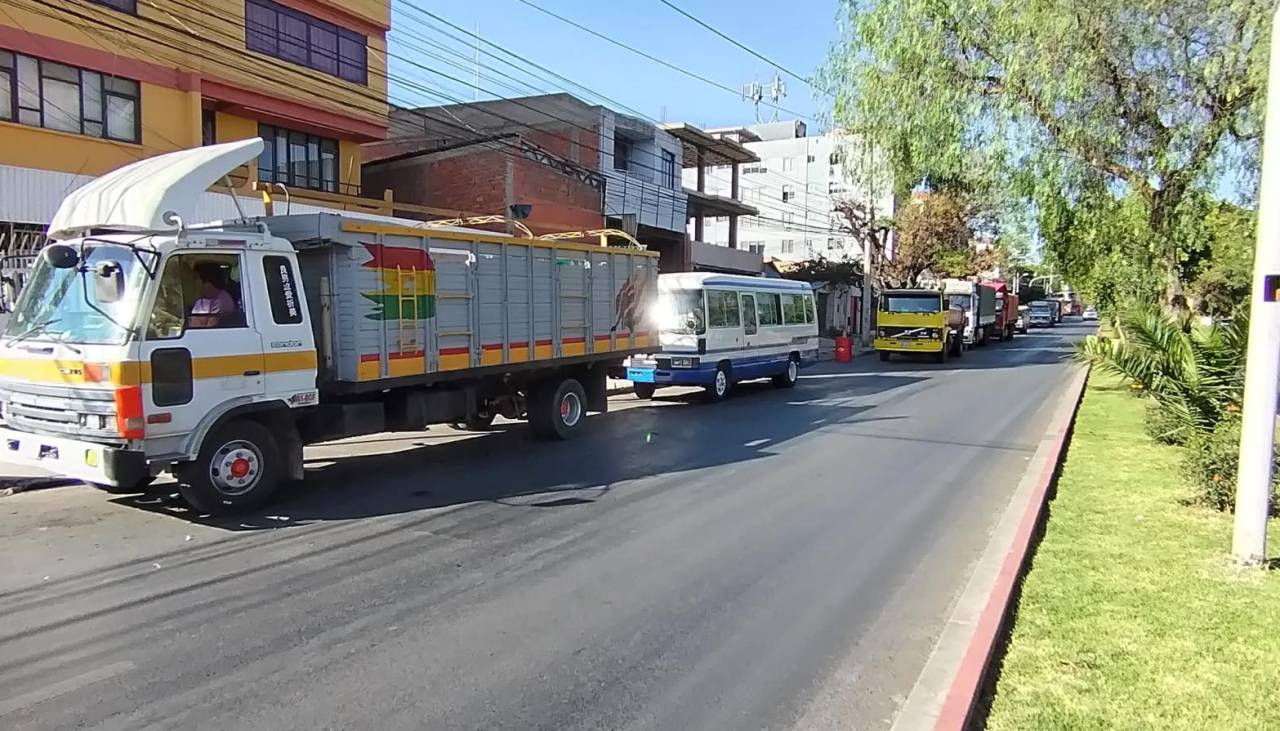 Tras registrarse filas en surtidores de Cochabamba, la ANH realizó controles con militares