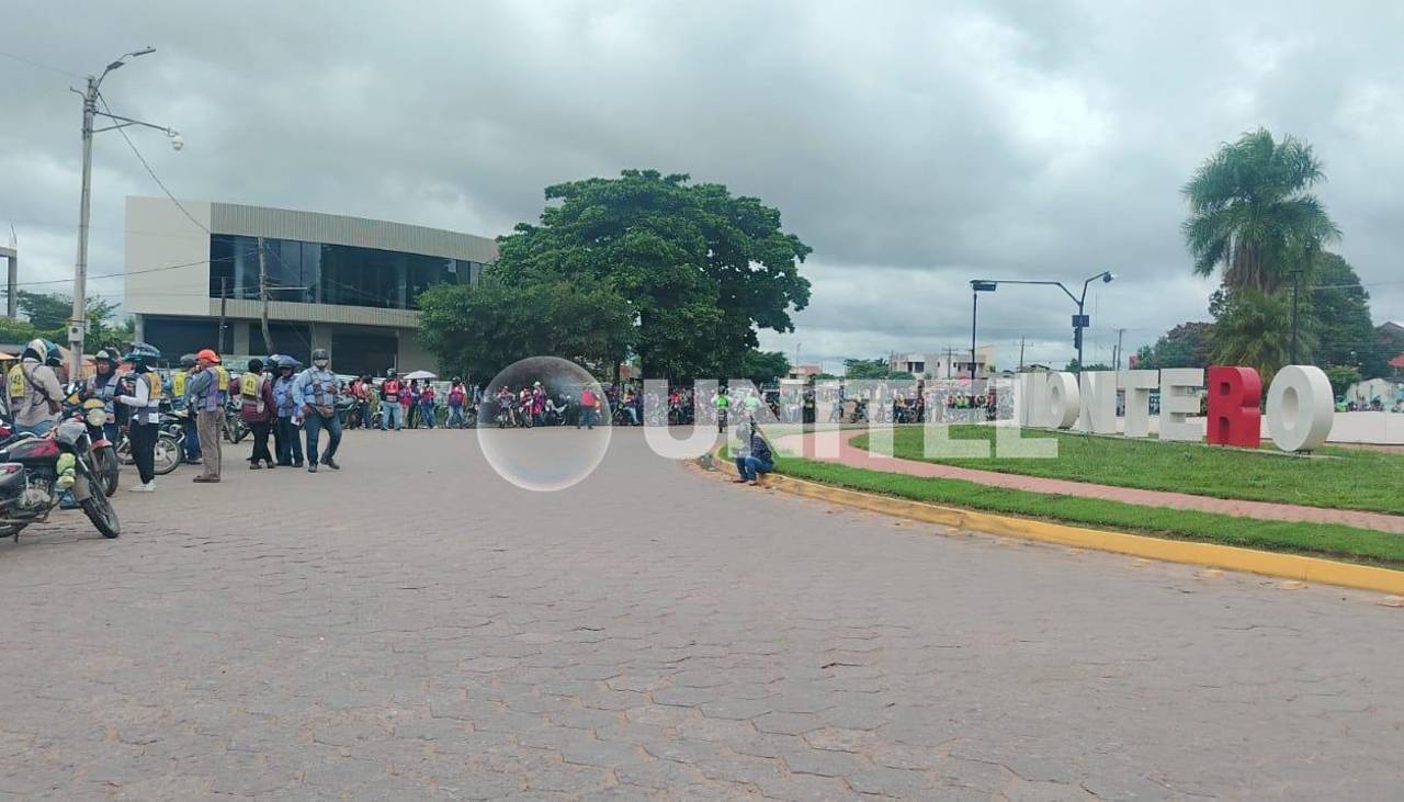 Mototaxistas bloquean el ingreso a Montero en protesta por la “mala calidad” del combustible