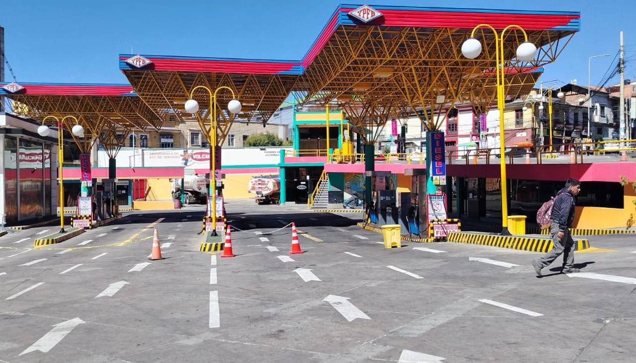 Bloqueos: Pese a ingreso de cisternas, falta combustible en La Paz y el Alto, en Santa Cruz hay filas por diésel