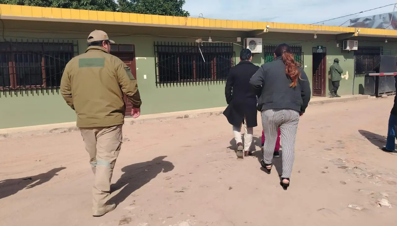 Efectivos que remolcaron un vehículo con una niña dentro serán investigados por negligencia, asegura la Policía