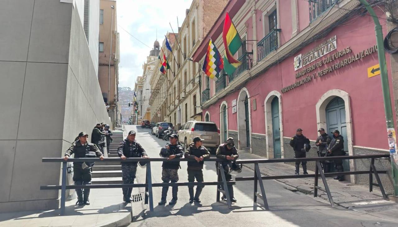 A un día de la llegada de la marcha evista a La Paz, cierran los accesos a Plaza Murillo y a la COB