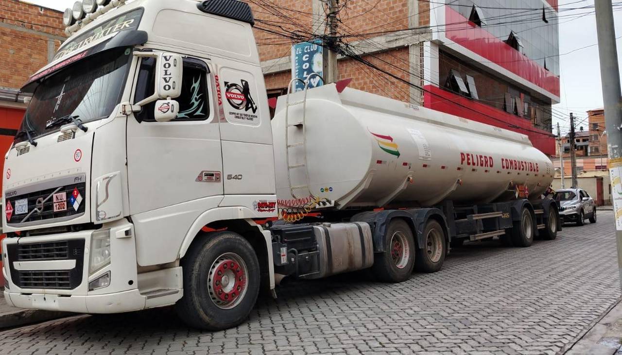 Detectan cisterna con diésel adulterado en El Alto; YPFB presentó dos denuncias contra el conductor 