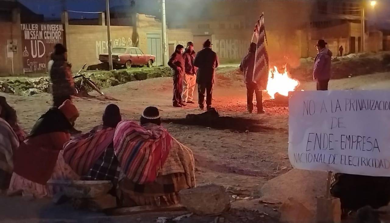 La Paz, cercada: Los bloqueos se radicalizan en las rutas a Oruro, Viacha, el Titicaca y Perú 