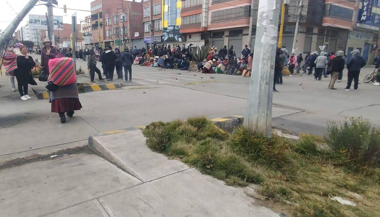 Movilizados vuelven a cerrar el acceso al aeropuerto de El Alto 