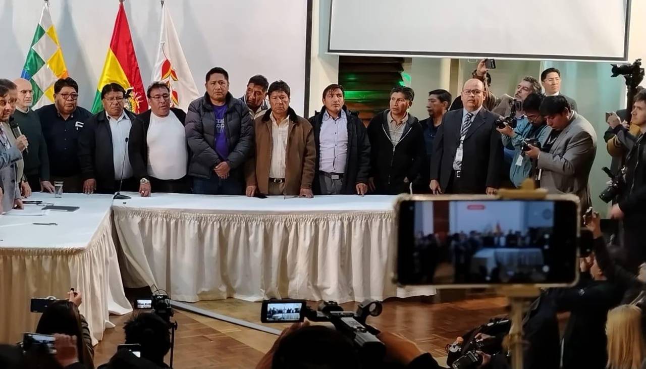 Gobierno y choferes de La Paz firman acuerdo y se suspende anuncio del paro indefinido