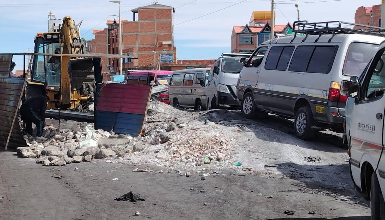 Policías y militares despejan rutas estratégicas de El Alto tras dictarse Estado de excepción 