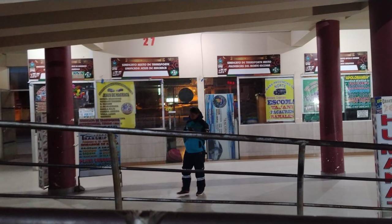 Bloqueos obligan a suspender salidas de buses en La Paz y Cochabamba; en Santa Cruz la venta de boletos es normal