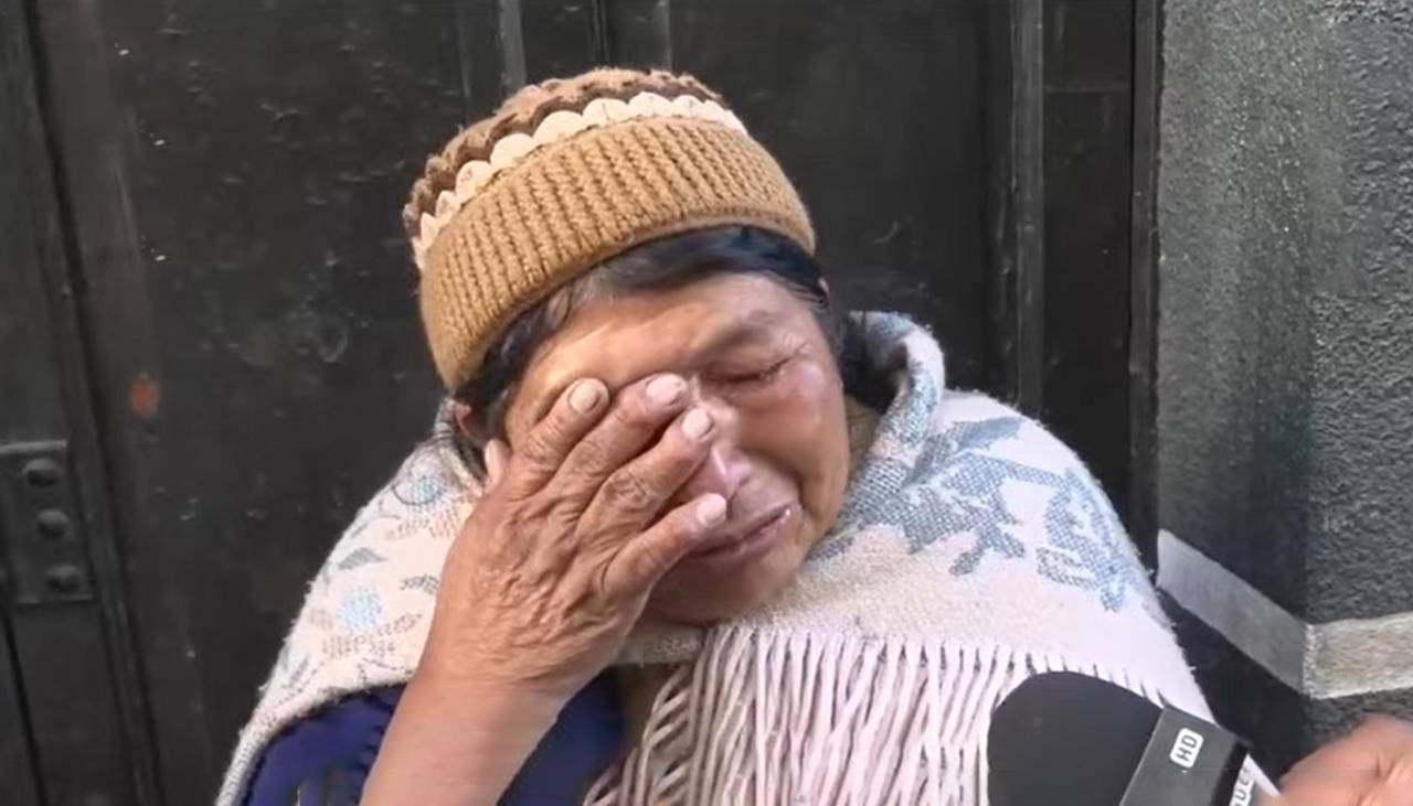 “Todo lo sacaron y quemaron”, denuncia entre lágrimas una comerciante tras el saqueo de su puesto en La Paz