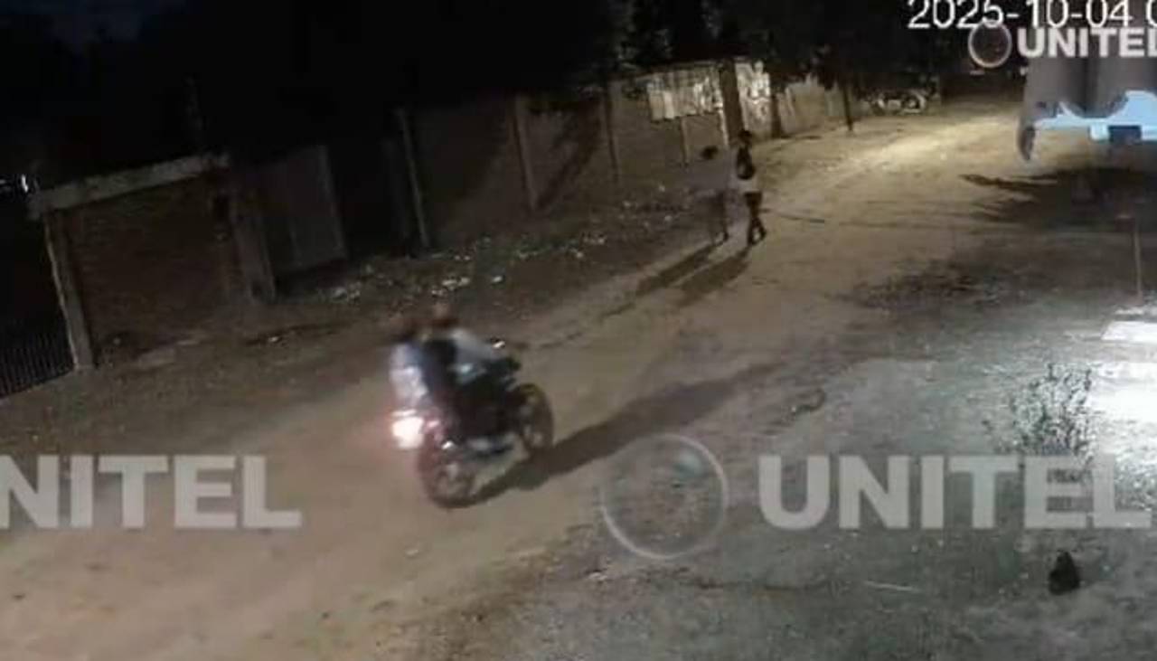 Video: Delincuentes en motocicleta persiguen a dos estudiantes para robarles sus pertenencias