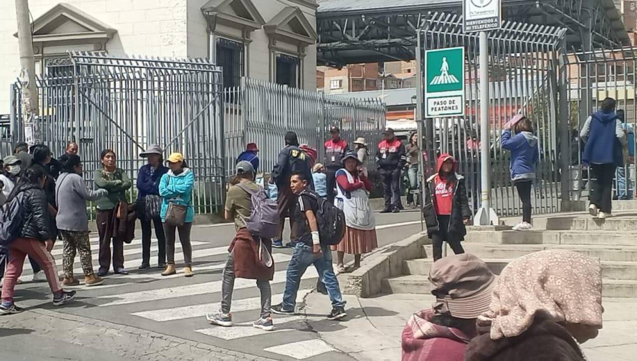 Vecinos bloquearon por varias horas en reclamo a la falta de alimentos de la canasta familiar en La Paz