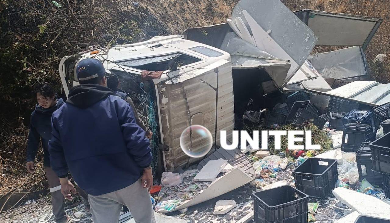 Un muerto y dos heridos por la caída de un camión a un barranco en La Paz