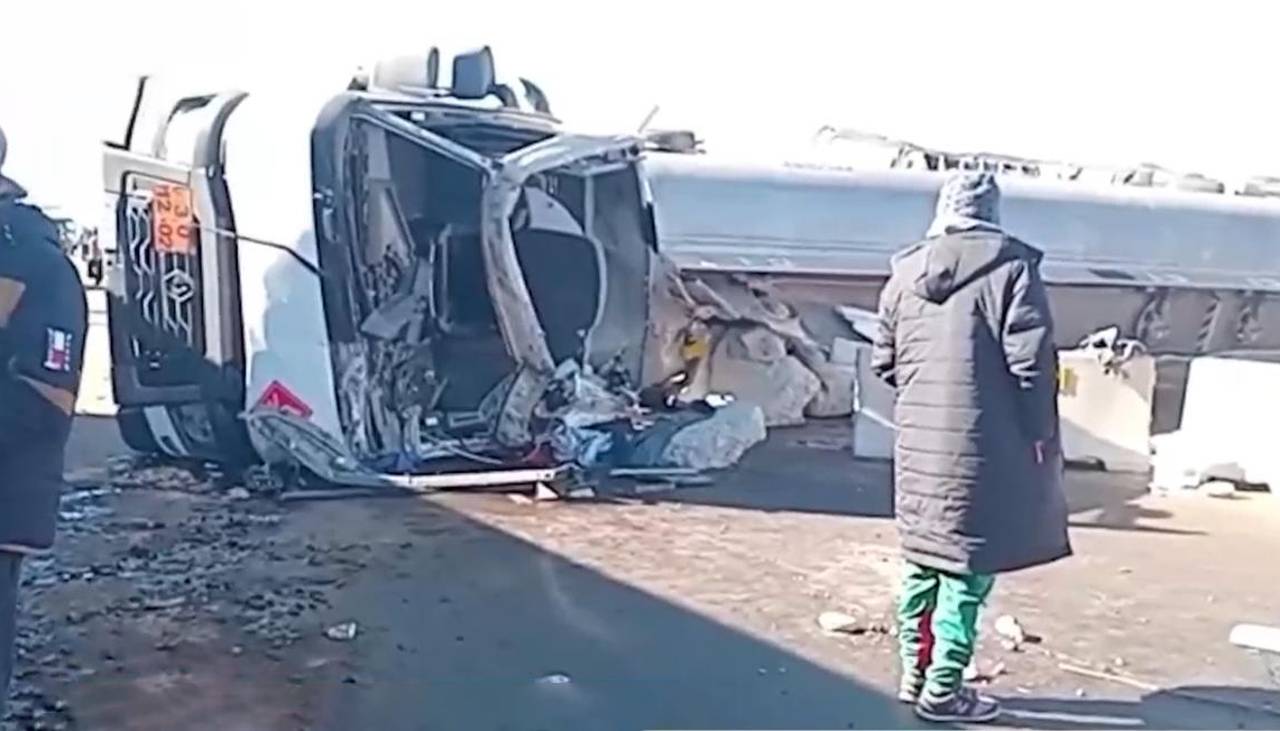 Cisterna chocó y volcó en la ruta Cochabamba-Oruro; el conductor quedó herido tras quedar atrapado entre fieros